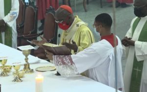 Le président Gbagbo assiste à sa première messe à la Cathédrale Saint Paul du Plateau