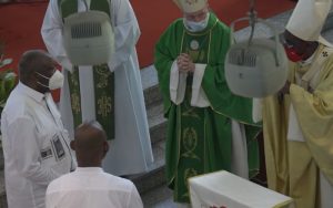 Le président Gbagbo assiste à sa première messe à la Cathédrale Saint Paul du Plateau