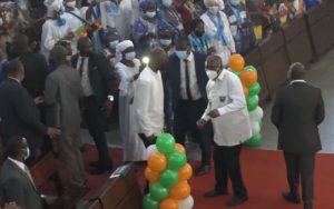 Le président Gbagbo assiste à sa première messe à la Cathédrale Saint Paul du Plateau