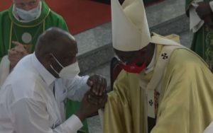 Le président Gbagbo assiste à sa première messe à la Cathédrale Saint Paul du Plateau