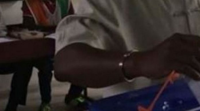 Côte d’Ivoire: Un candidat convoie des électeurs, des populations opposées bloquent le matériel d’enrôlement