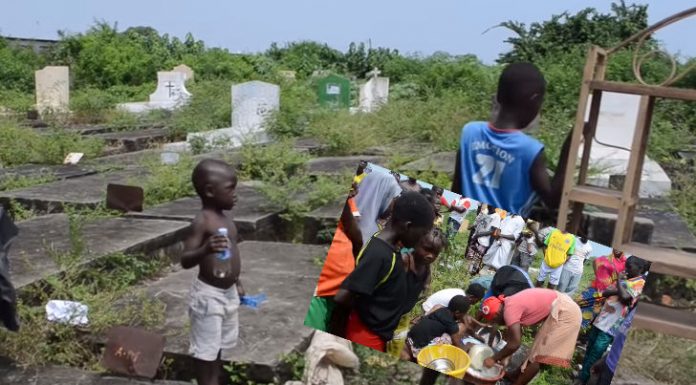 Côte d’Ivoire: Déguerpies, des populations dorment dans un cimétière