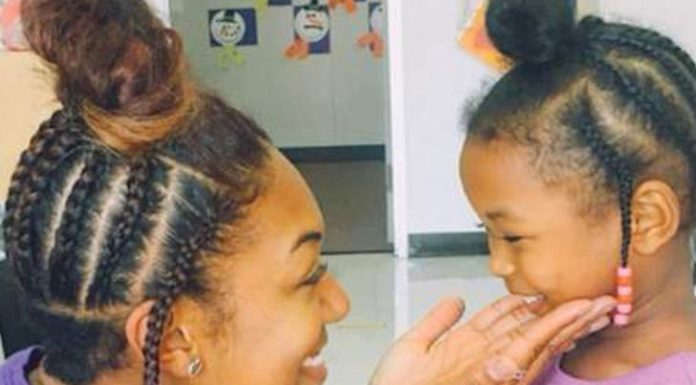 Psychologie pedagogique : Une institutrice trouve sa manière de dire bonjour à ses élèves au Ghana