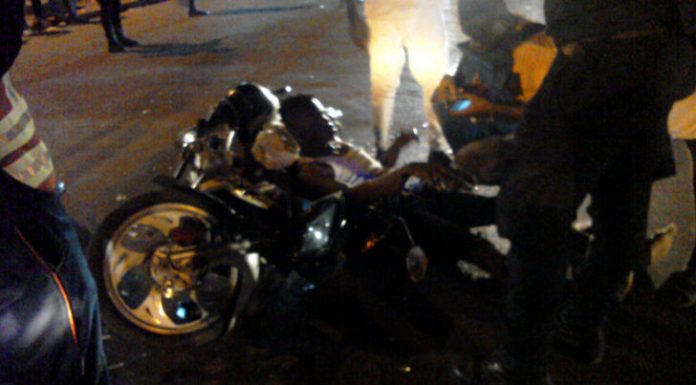 Adjamé liberté / Accident de circulation : un motocycliste heurte violement un minicar de transport