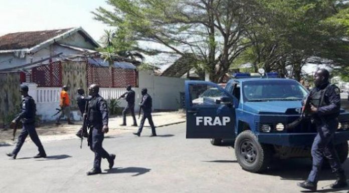 Abidjan (Adjamé) : la police Ivoirienne découvre un corps sans vie dans un caniveau