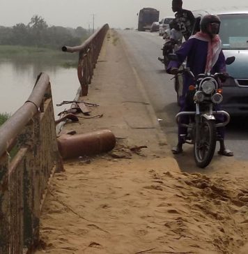 Drame à Grand-Bassam : un gros camion chargé de sable est tombé dans le fleuve Comoé