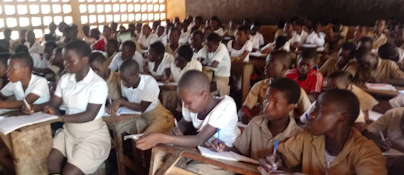 Vue partielle d’une classe de plus de 120 élèves en Afrique de l’Ouest-photo prise en avril 2019