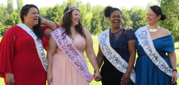 Crécy-la-Chapelle, ce dimanche. Maegan Lancelot, élue Miss Ronde Paris 2019, pose avec ses dauphines au domaine de Crécy : Tiphaine Linet, Alice Nasol et Stéphanie Marquestaut. LP/Guénaèle Calant