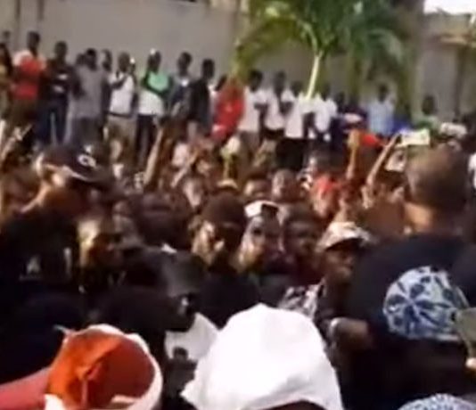 La femme de Dj Arafat sur le lieux d’accident