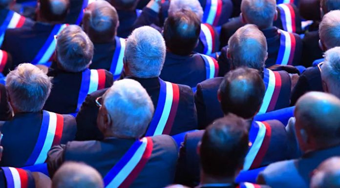 L’Élysée répond aux maires qui s’opposent à la réouverture des écoles