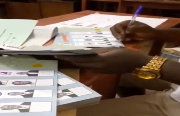 Les buletins de vote cochés par des agents de vote en faveur de Ouattara pour ensuite remplir les urnes