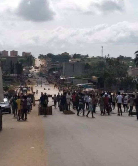 BINGERVILLE ce lundi 9 oct 2020 c'est la chute du térroriste OUATTARA ou rien. les microbes venus intervenir au fin d'intérrompre les manifestants ont recolté des morts. l'heure n'est plus à la négociation, les manifestants de BINGERVILLE brùlent les administrations publiques ne voulant pas s'alignés, certaines autorités favorables au térroriste OUATTARA sont vidés de la localité, leurs biens ainsi que leurs habitations détruis