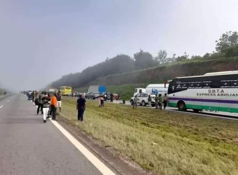 Un blocus sur a été constitué par des bras valides sur l'autoroute du Nord.  Aucun véhicule ne bouge dans les deux sens.