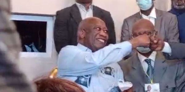 Les premières images du Président Gbagbo à son arrivée en Côte d’Ivoire