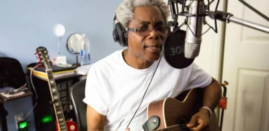 Depuis Nashville (Etat-Unis), Peter One professionnalise sa carrière musicale.