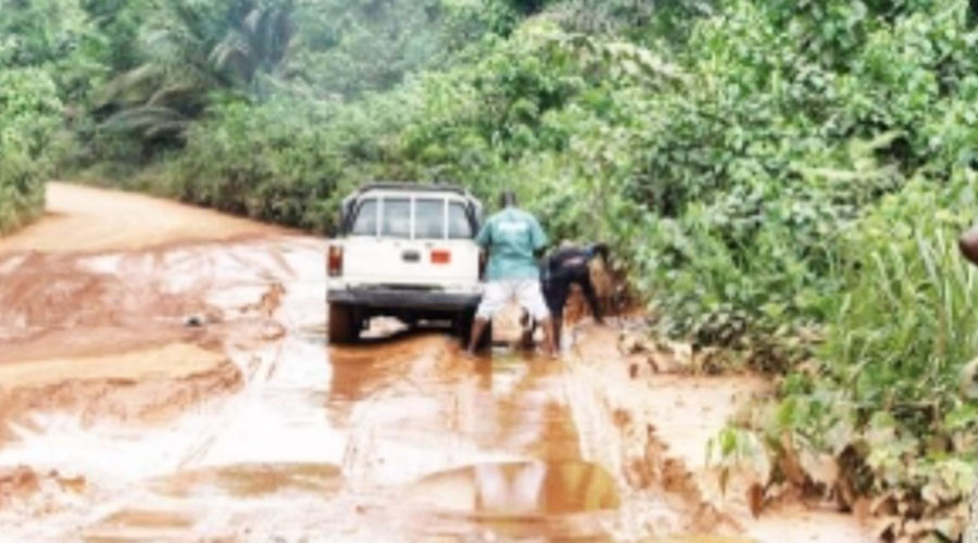 Voyager sur cette route était un véritable casse-tête, même pour les véhicules de type 4x4. (Ph: Véronique Dadié)