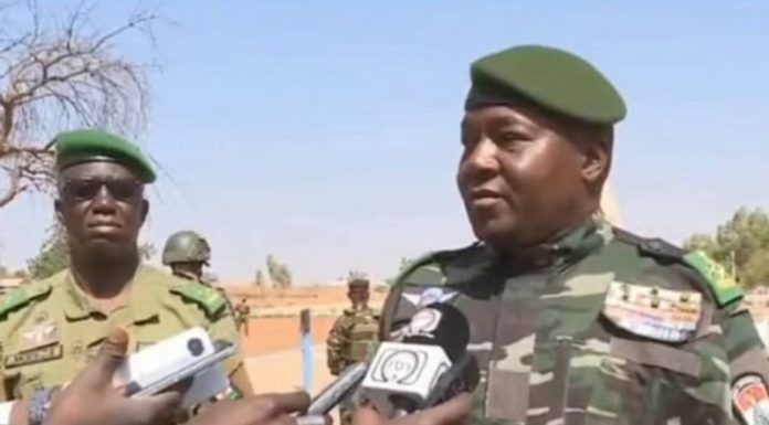 Attaque sur l’aéroport de Niamey: Tiani pointe du doigt les Présidents Macron, Ouattara et Talon