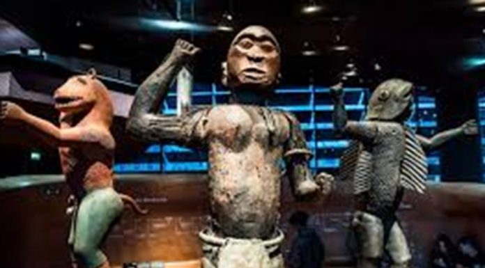 Restitution des biens coloniaux : la France adopte une loi-cadre, un tournant attendu en Côte d’Ivoire