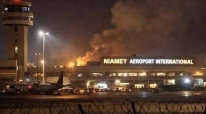 Attaque de l’aéroport de Niamey : la junte nigérienne accuse Paris et Abidjan, les faits pointent une menace jihadiste persistante