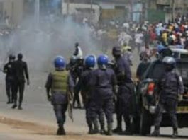 Pourquoi les affrontements entre étudiants et forces de l’ordre secouent l’université de Dakar au Sénégal